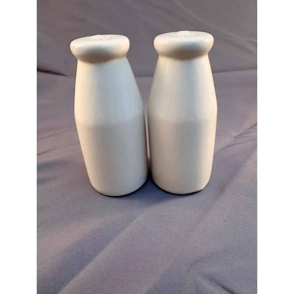 Farm Fresh Cloverleaf Dairy Milk Bottle Ceramic Salt and Pepper Shaker Set White